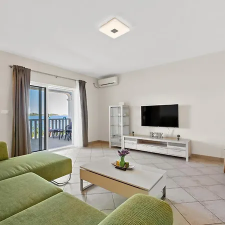 Holiday home Cozy In Kalebova Luka With Kitchen Razanj