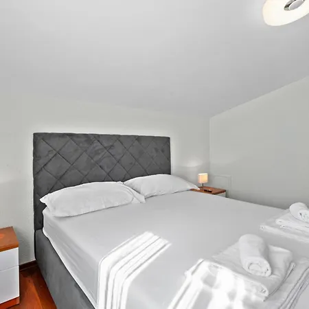 Cozy In Kalebova Luka With Kitchen Holiday home