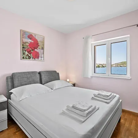 Cozy In Kalebova Luka With Kitchen Razanj