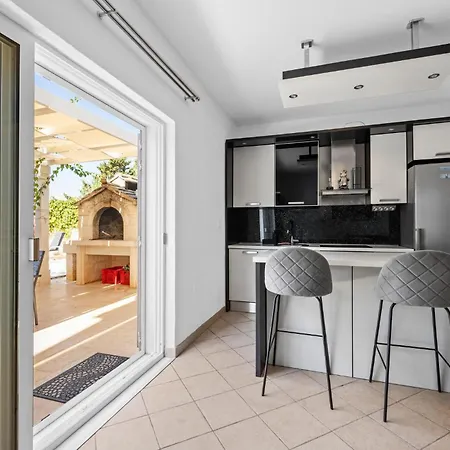 Holiday home Cozy In Kalebova Luka With Kitchen Razanj