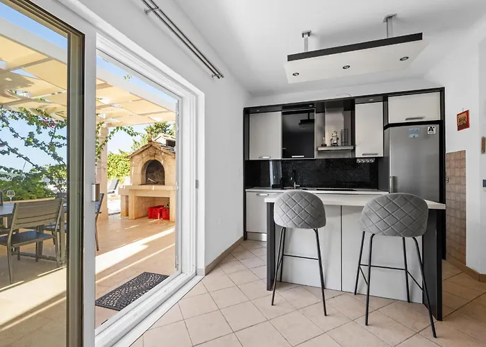 Holiday home Awesome In Kalebova Luka Razanj